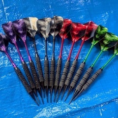 ダーツ板、ダーツ矢12本の画像