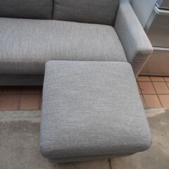 645＃　中古　グレー三人掛けソファーオットマン付きの画像