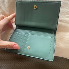 charles &keith財布の画像