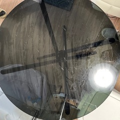 ガラス丸テーブルの画像