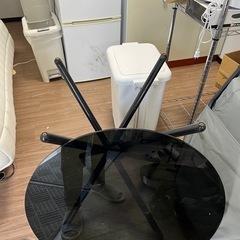 ガラス丸テーブルの画像