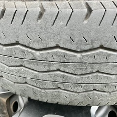 ハイエース純正タイヤ4本セット黒ホイールカバー付きの画像