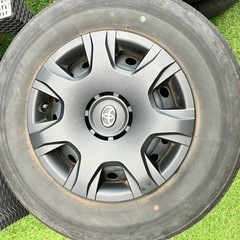 ハイエース純正タイヤ4本セット黒ホイールカバー付きの画像