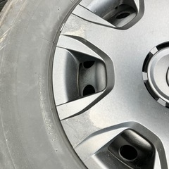 ハイエース純正タイヤ4本セット黒ホイールカバー付きの画像