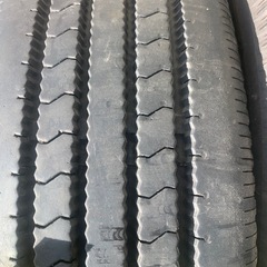 トラックタイヤの画像