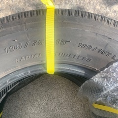 トラックタイヤの画像