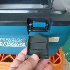 HOT・COOL兼用BOX　AC・DC両電源が使用可能　ロック部分に不具合あり　車載でも室内でも使用できます。の画像