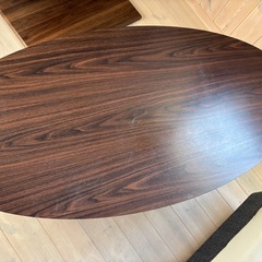 楕円形テーブルの画像