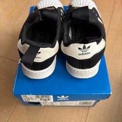 adidas スニーカーの画像