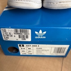 adidas スニーカーの画像