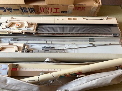 破格出品　ブラザー編機、ブラザー編み機初代パリエ4.5㎜ KH-831&専用テーブル付き　セット売り