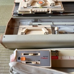 破格出品　ブラザー編機、ブラザー編み機初代パリエ4.5㎜ KH-831&専用テーブル付き　セット売りの画像