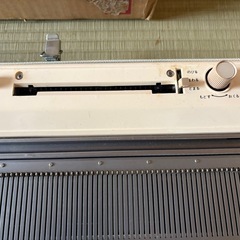破格出品　ブラザー編機、ブラザー編み機初代パリエ4.5㎜ KH-831&専用テーブル付き　セット売りの画像