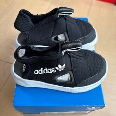 adidas サンダルの画像