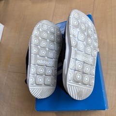 adidas サンダルの画像
