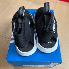 adidas サンダルの画像