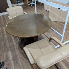 ワーキングスペース内の丸テーブルと椅子2席セット 差し上げますの画像