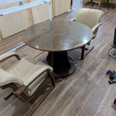 ワーキングスペース内の丸テーブルと椅子2席セット 差し上げますの画像