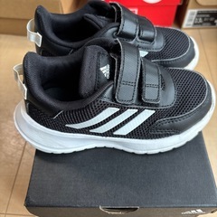 adidas スニーカーの画像