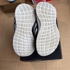 adidas スニーカーの画像