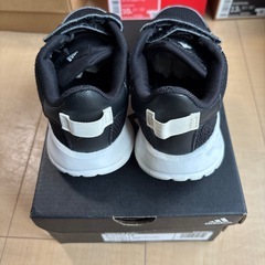 adidas スニーカーの画像