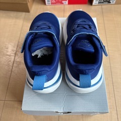 adidas スニーカーの画像