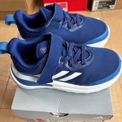 adidas スニーカーの画像