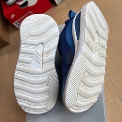 adidas スニーカーの画像