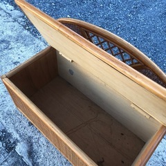 定型文には返信しません　籐のベンチ収納の画像