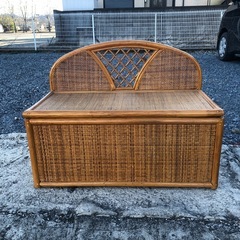 定型文には返信しません　籐のベンチ収納の画像