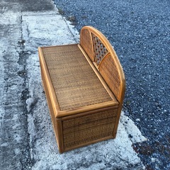 定型文には返信しません　籐のベンチ収納の画像