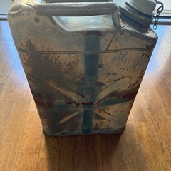 ジープに付いていたビンテージジェリ缶の画像