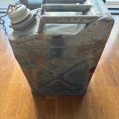 ジープに付いていたビンテージジェリ缶の画像