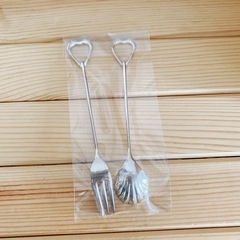 ハートとリボンのついたスプーンとフォークの画像