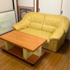 ソファ(2人がけ)とテーブルの画像