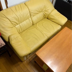ソファ(2人がけ)とテーブルの画像