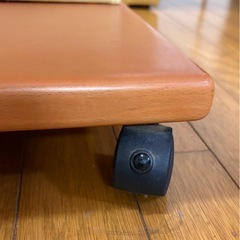 ソファ(2人がけ)とテーブルの画像