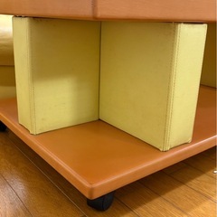 ソファ(2人がけ)とテーブルの画像