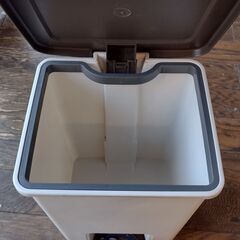 ゴミ箱　ペダル式の画像