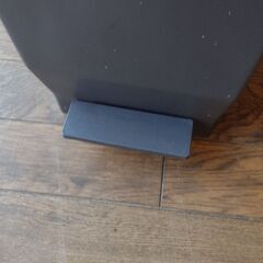 大きめのゴミ箱　ペダル式　蓋密封の画像