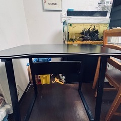 ゲーミングデスクの画像