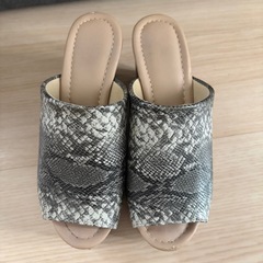 パイソン柄サンダルの画像