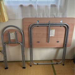 折りたたみ机と椅子の画像