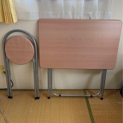 折りたたみ机と椅子の画像