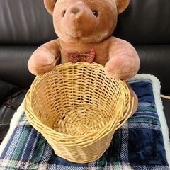 くまのカゴ付きぬいぐるみの画像