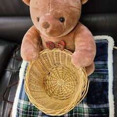 くまのカゴ付きぬいぐるみの画像