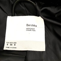  Bershkaブラック チェスターコートの画像