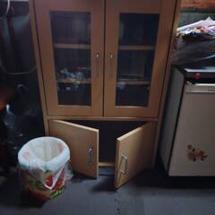 シングルベッド（２台）、ソファー・オットマン２台、ダイニングテーブル・椅子４、冷蔵庫の画像