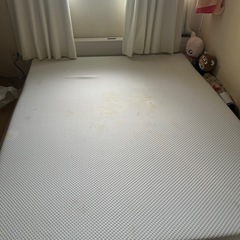 【タイムセール！詳しくは商品の説明をご覧ください】この週末お取引きできる場合は8000でお譲りします✨値下げしました✨クイーンベッド　フレーム+マットレスの画像