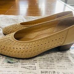 ベージュ　パンプス24センチの画像